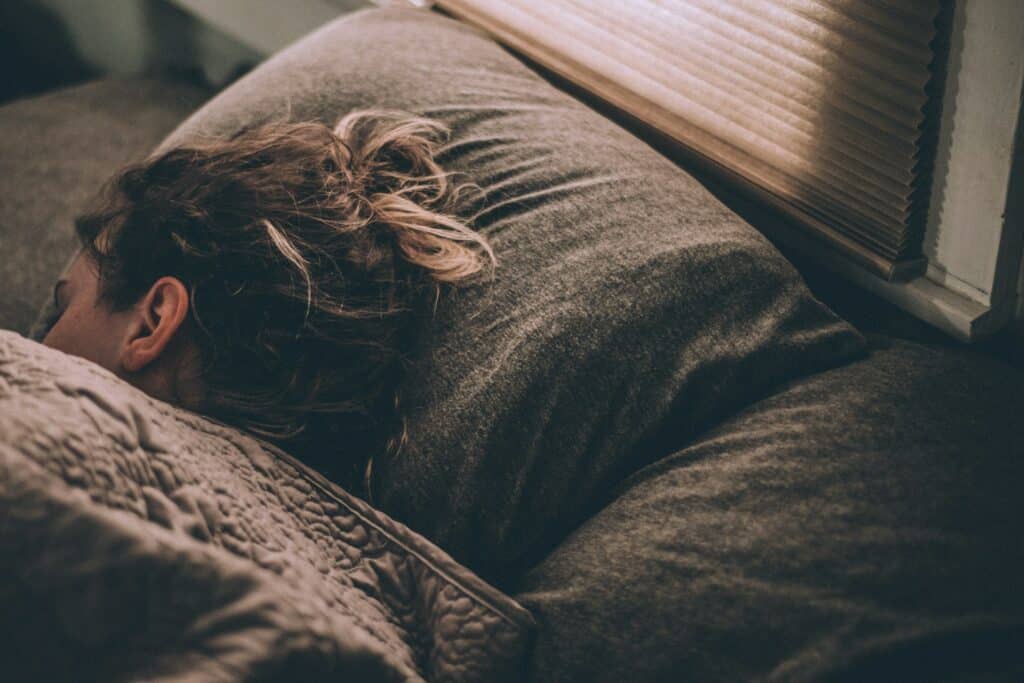 因不自主的睡眠習慣或過於疲憊而影響到寶寶的睡眠